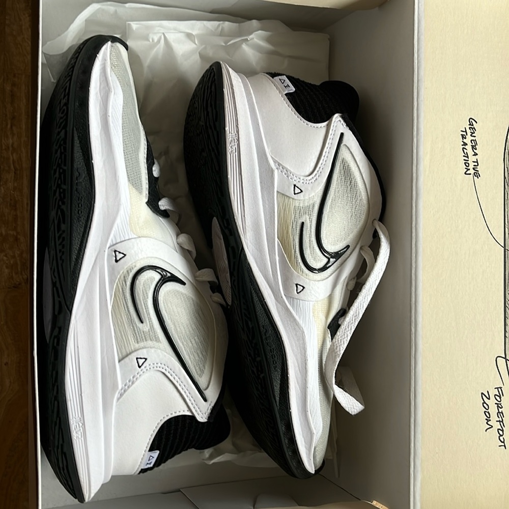women’s kyrie low 5 TB size 5.5.